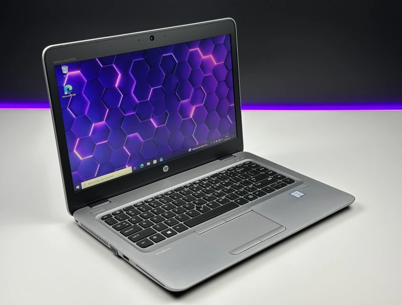 HP EliteBook 840 G3 z procesorem i5-6200U i ekranem 14". Laptop biznesowy z Intel HD Graphics 520 i portami USB-C, VGA oraz DisplayPort.