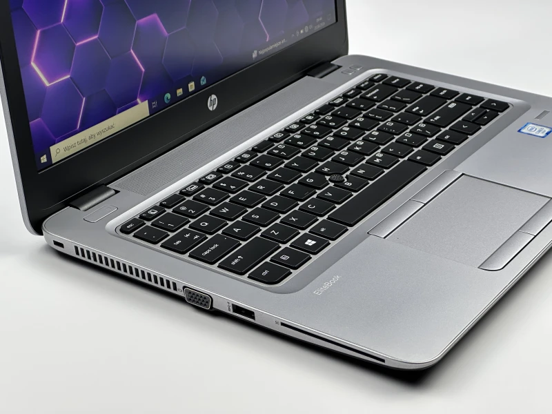 HP EliteBook 840 G3 z procesorem i5-6200U i ekranem 14". Laptop biznesowy z Intel HD Graphics 520 i portami USB-C, VGA oraz DisplayPort.