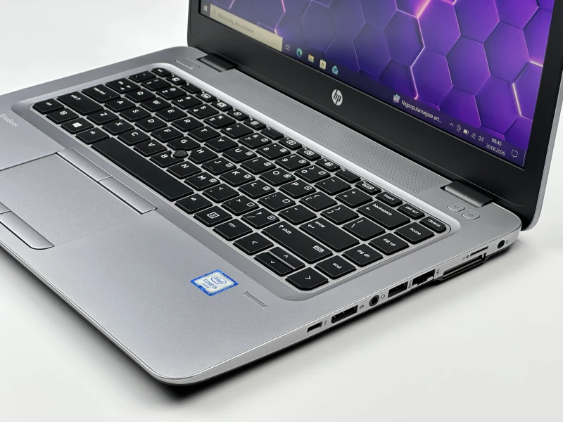 HP EliteBook 840 G3 z procesorem i5-6200U i ekranem 14". Laptop biznesowy z Intel HD Graphics 520 i portami USB-C, VGA oraz DisplayPort.