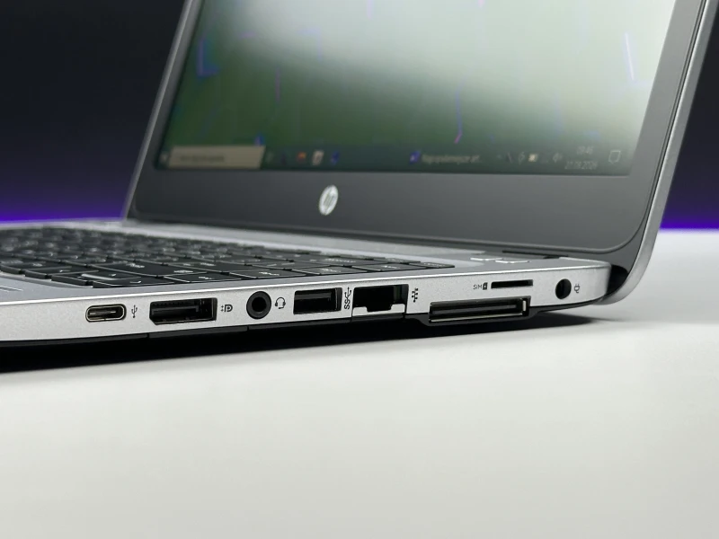 HP EliteBook 840 G3 z procesorem i5-6200U i ekranem 14". Laptop biznesowy z Intel HD Graphics 520 i portami USB-C, VGA oraz DisplayPort.