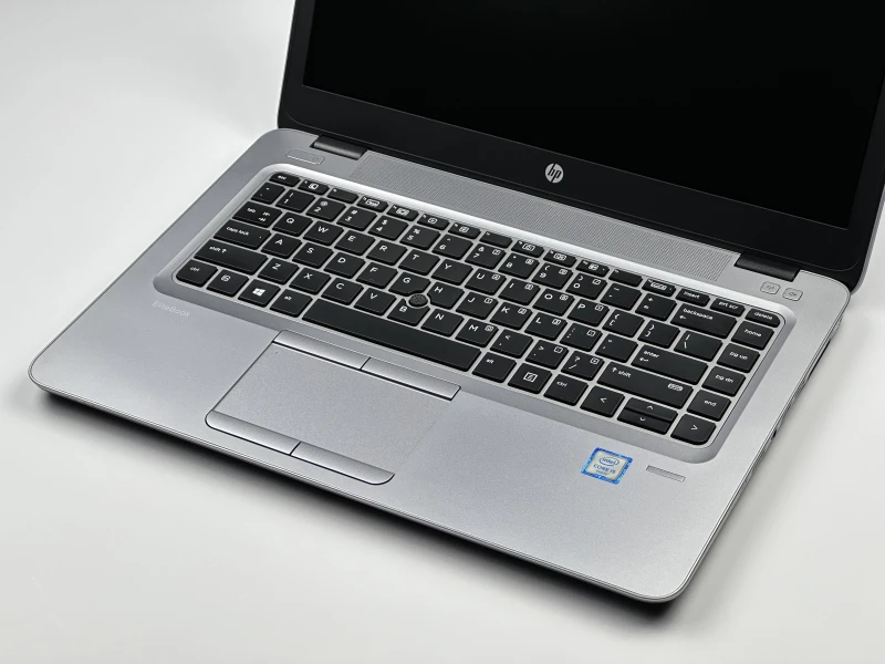 HP EliteBook 840 G3 z procesorem i5-6200U i ekranem 14". Laptop biznesowy z Intel HD Graphics 520 i portami USB-C, VGA oraz DisplayPort.