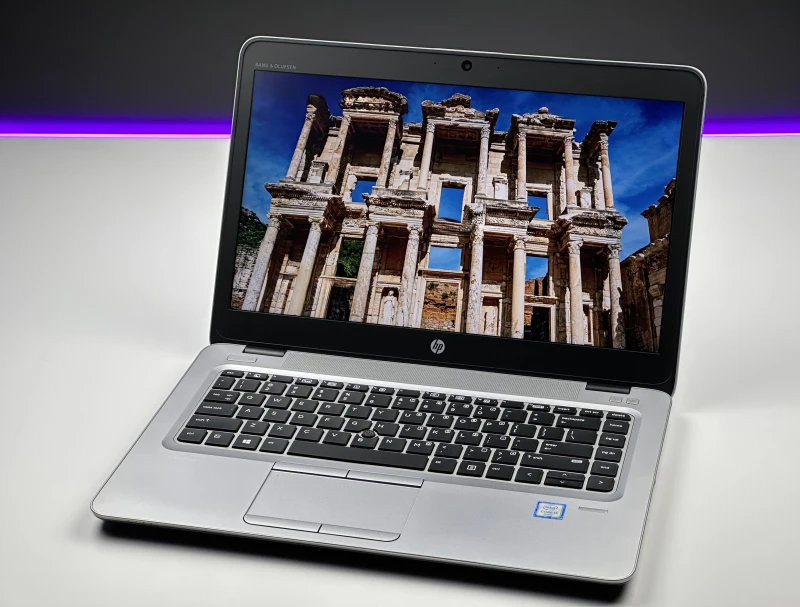 HP EliteBook 840 G3 z procesorem i5-6200U i ekranem 14". Laptop biznesowy z Intel HD Graphics 520 i portami USB-C, VGA oraz DisplayPort.
