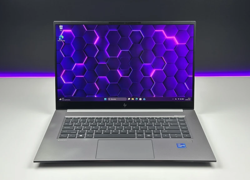 HP ZBook Studio 15 G8 z i7-11850H, ekranem 15,6" FHD i grafiką NVIDIA T1200. Smukła stacja robocza z klawiaturą US i aluminiową obudową.