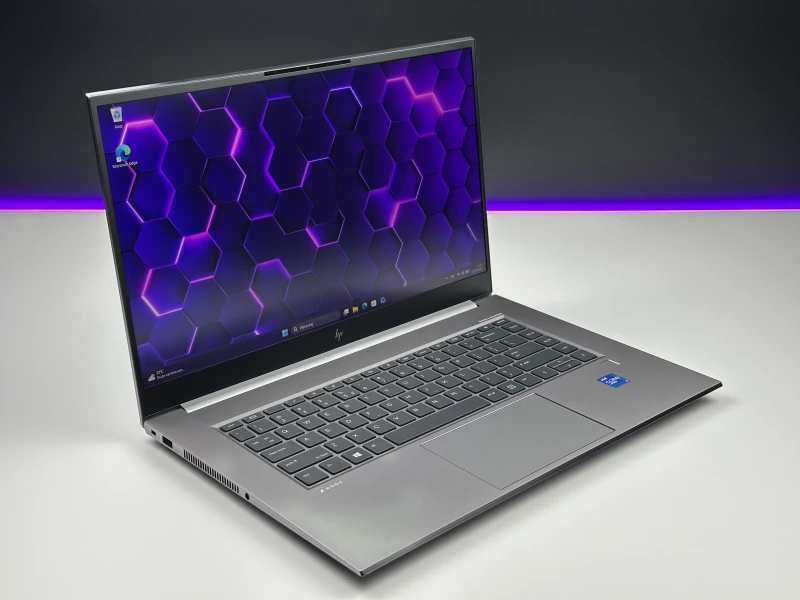 HP ZBook Studio 15 G8 z i7-11850H, ekranem 15,6" FHD i grafiką NVIDIA T1200. Smukła stacja robocza z klawiaturą US i aluminiową obudową.