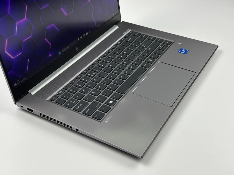 HP ZBook Studio 15 G8 z i7-11850H, ekranem 15,6" FHD i grafiką NVIDIA T1200. Smukła stacja robocza z klawiaturą US i aluminiową obudową.