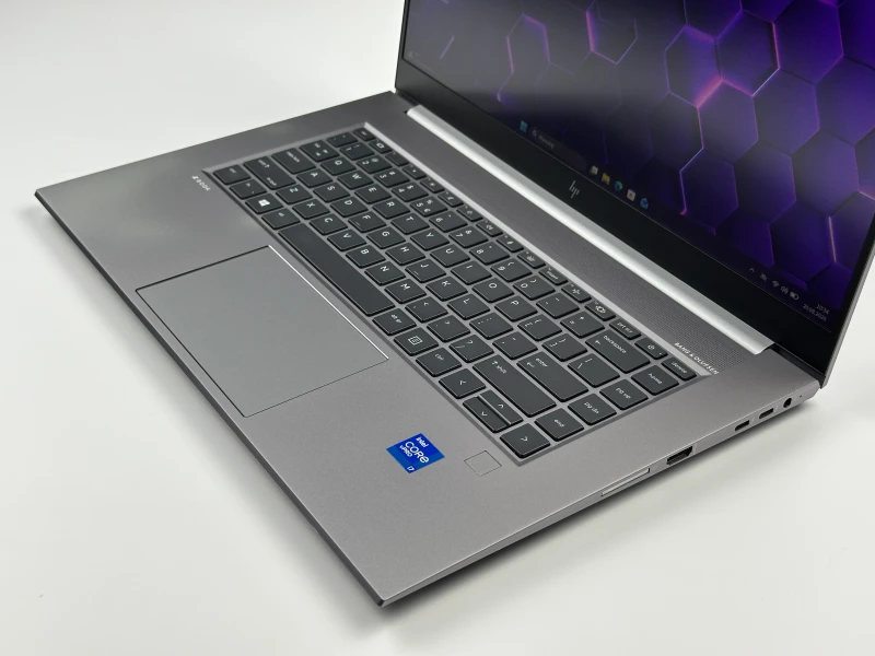 HP ZBook Studio 15 G8 z i7-11850H, ekranem 15,6" FHD i grafiką NVIDIA T1200. Smukła stacja robocza z klawiaturą US i aluminiową obudową.