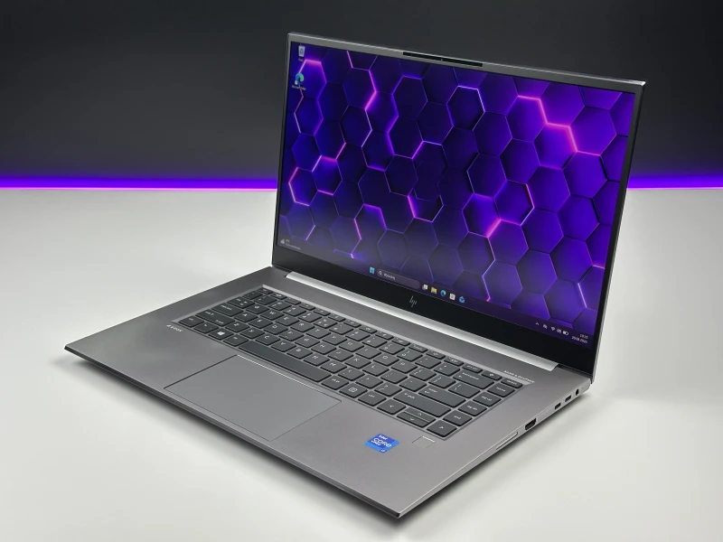 HP ZBook Studio 15 G8 z i7-11850H, ekranem 15,6" FHD i grafiką NVIDIA T1200. Smukła stacja robocza z klawiaturą US i aluminiową obudową.