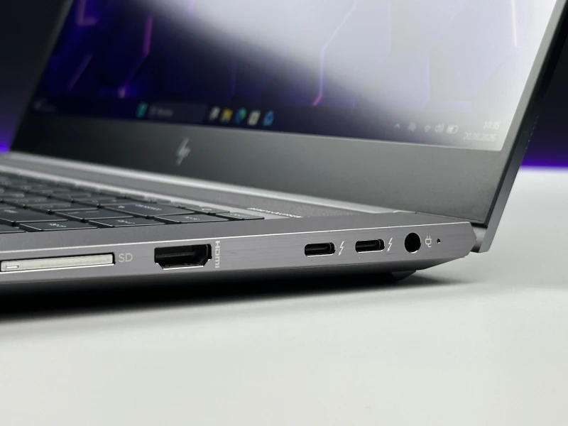 HP ZBook Studio 15 G8 z i7-11850H, ekranem 15,6" FHD i grafiką NVIDIA T1200. Smukła stacja robocza z klawiaturą US i aluminiową obudową.
