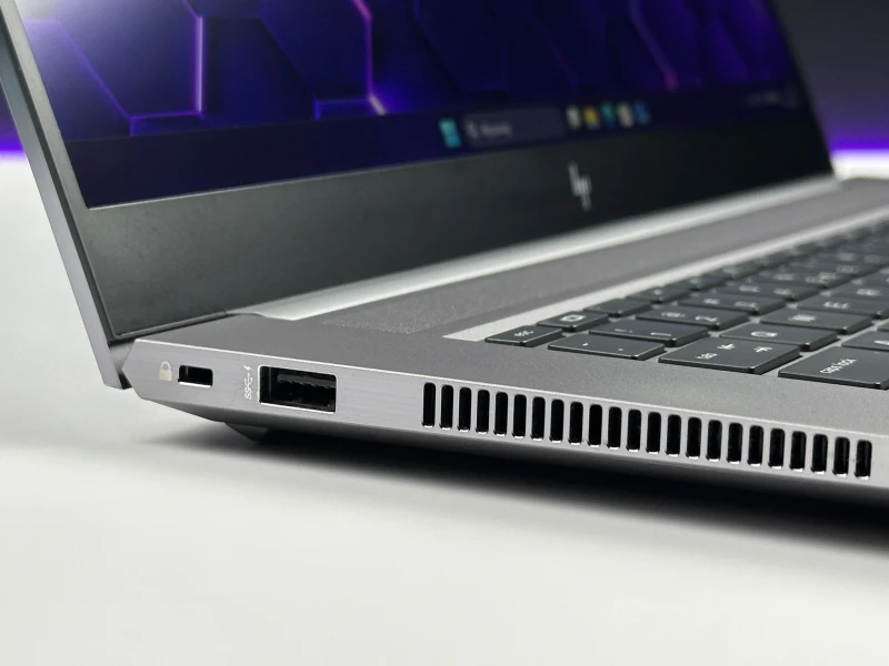 HP ZBook Studio 15 G8 z i7-11850H, ekranem 15,6" FHD i grafiką NVIDIA T1200. Smukła stacja robocza z klawiaturą US i aluminiową obudową.