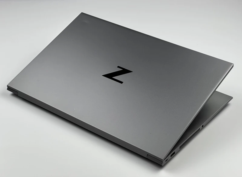 HP ZBook Studio 15 G8 z i7-11850H, ekranem 15,6" FHD i grafiką NVIDIA T1200. Smukła stacja robocza z klawiaturą US i aluminiową obudową.