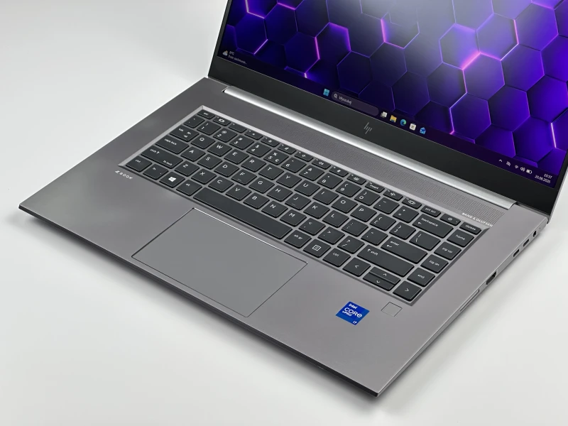 HP ZBook Studio 15 G8 z i7-11850H, ekranem 15,6" FHD i grafiką NVIDIA T1200. Smukła stacja robocza z klawiaturą US i aluminiową obudową.