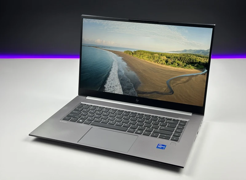HP ZBook Studio 15 G8 z i7-11850H, ekranem 15,6" FHD i grafiką NVIDIA T1200. Smukła stacja robocza z klawiaturą US i aluminiową obudową.