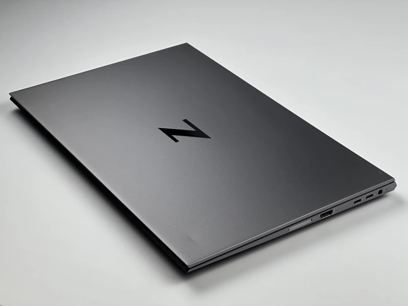 HP ZBook Studio 15 G8 z i7-11850H, ekranem 15,6" FHD i grafiką NVIDIA T1200. Smukła stacja robocza z klawiaturą US i aluminiową obudową.