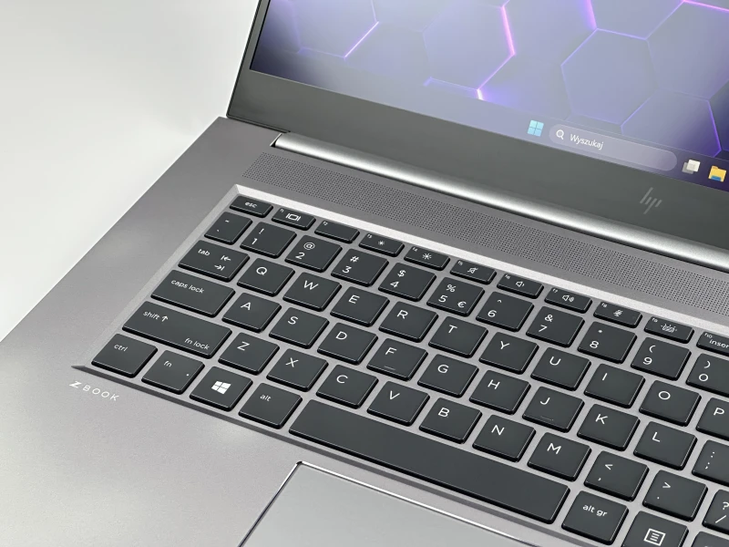 HP ZBook Studio 15 G8 z i7-11850H, ekranem 15,6" FHD i grafiką NVIDIA T1200. Smukła stacja robocza z klawiaturą US i aluminiową obudową.