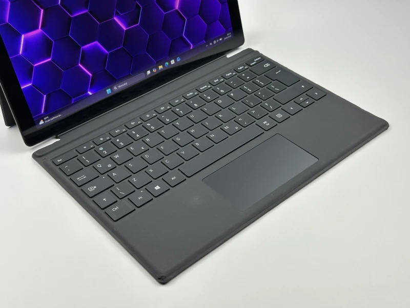 Microsoft Surface Pro 7 z procesorem i7-1065G7, 16GB RAM, SSD 256GB i dotykowym ekranem 12.3" 2736x1824. Tablet 2w1 z Intel Iris Plus Graphics.