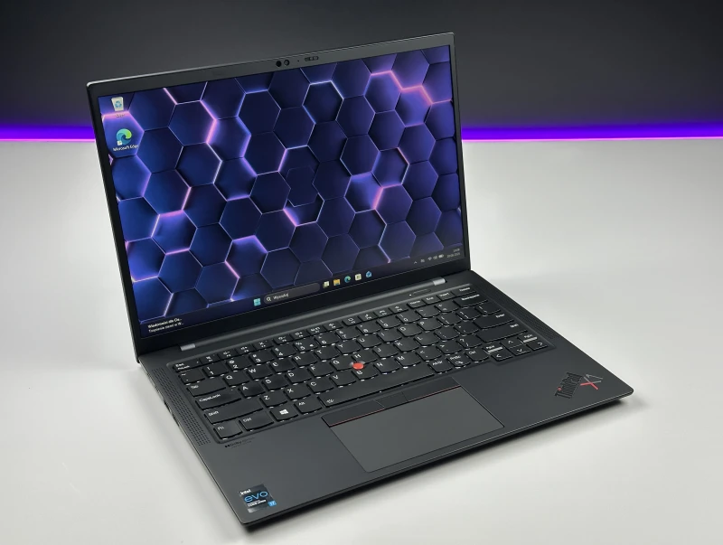 Lenovo ThinkPad X1 Carbon Gen 9 i7-1185G7, 16GB, 14" FHD+ – ultralekki laptop biznesowy z podświetlaną klawiaturą US i obsługą polskich znaków.