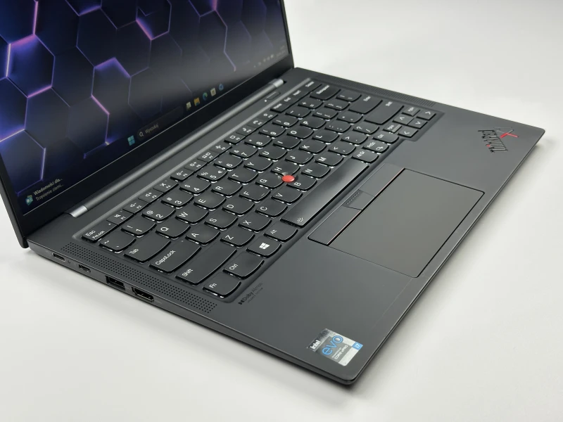 Lenovo ThinkPad X1 Carbon Gen 9 i7-1185G7, 16GB, 14" FHD+ – ultralekki laptop biznesowy z podświetlaną klawiaturą US i obsługą polskich znaków.