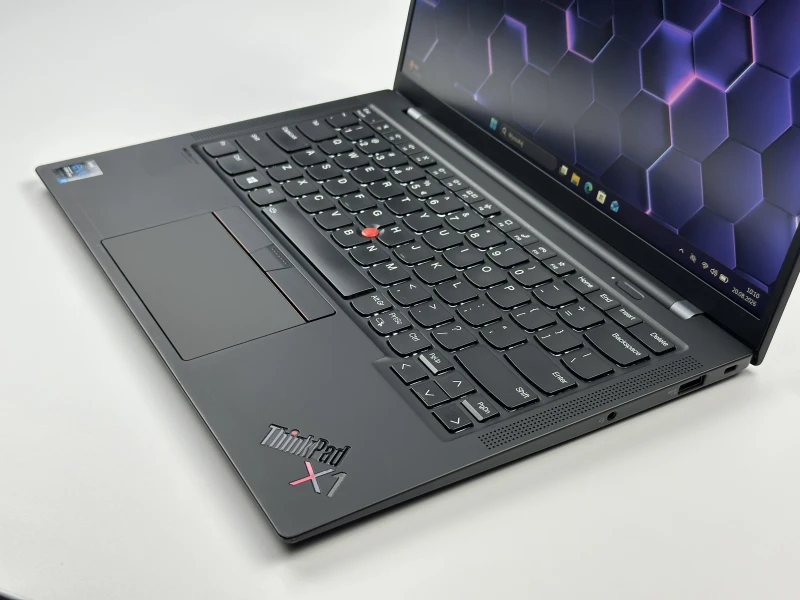 Lenovo ThinkPad X1 Carbon Gen 9 i7-1185G7, 16GB, 14" FHD+ – ultralekki laptop biznesowy z podświetlaną klawiaturą US i obsługą polskich znaków.