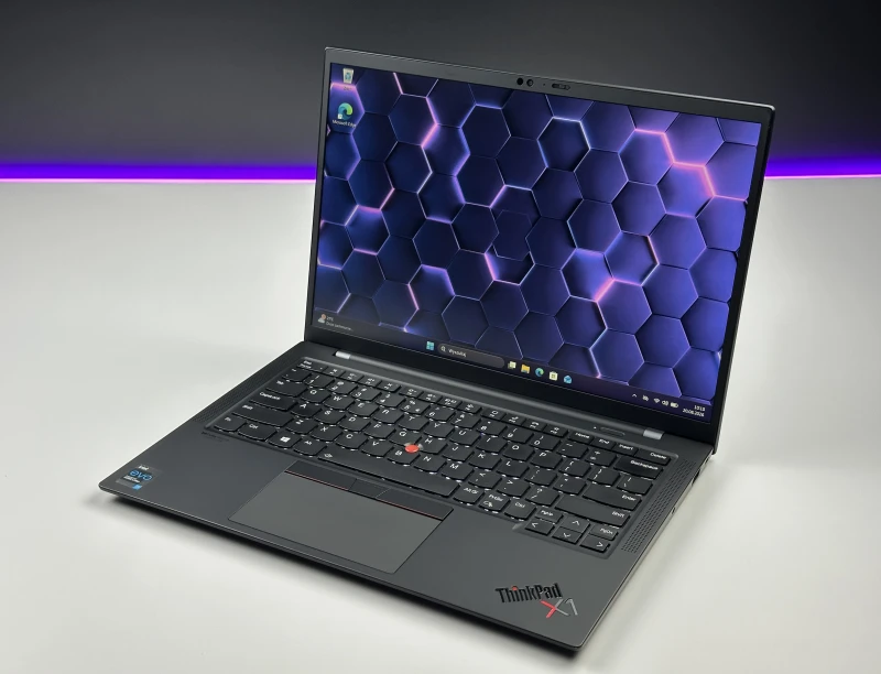 Lenovo ThinkPad X1 Carbon Gen 9 i7-1185G7, 16GB, 14" FHD+ – ultralekki laptop biznesowy z podświetlaną klawiaturą US i obsługą polskich znaków.