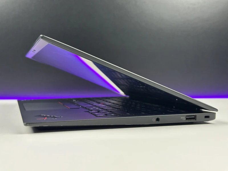 Lenovo ThinkPad X1 Carbon Gen 9 i7-1185G7, 16GB, 14" FHD+ – ultralekki laptop biznesowy z podświetlaną klawiaturą US i obsługą polskich znaków.