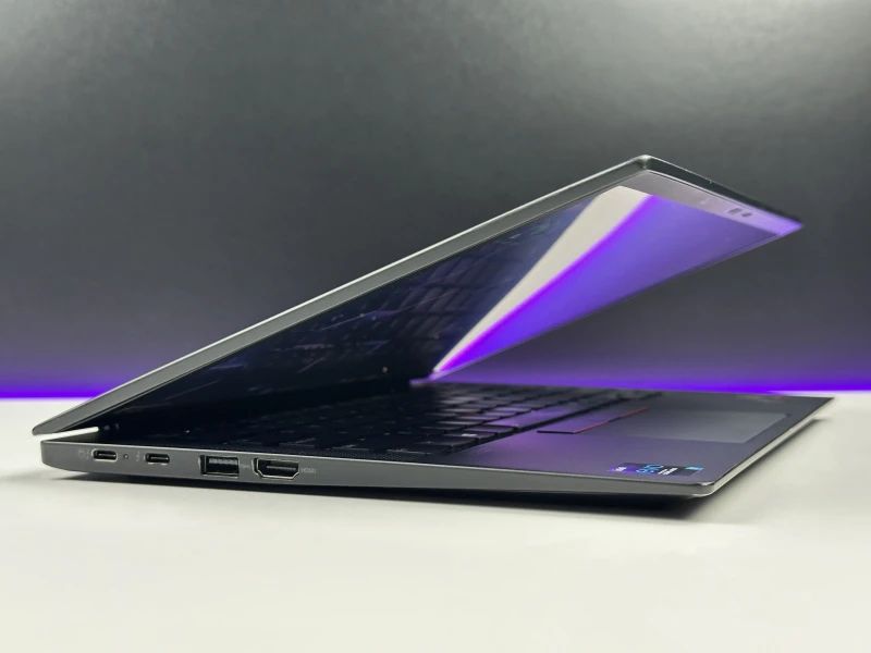 Lenovo ThinkPad X1 Carbon Gen 9 i7-1185G7, 16GB, 14" FHD+ – ultralekki laptop biznesowy z podświetlaną klawiaturą US i obsługą polskich znaków.