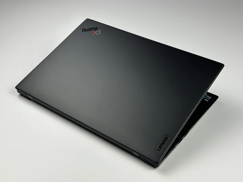 Lenovo ThinkPad X1 Carbon Gen 9 i7-1185G7, 16GB, 14" FHD+ – ultralekki laptop biznesowy z podświetlaną klawiaturą US i obsługą polskich znaków.