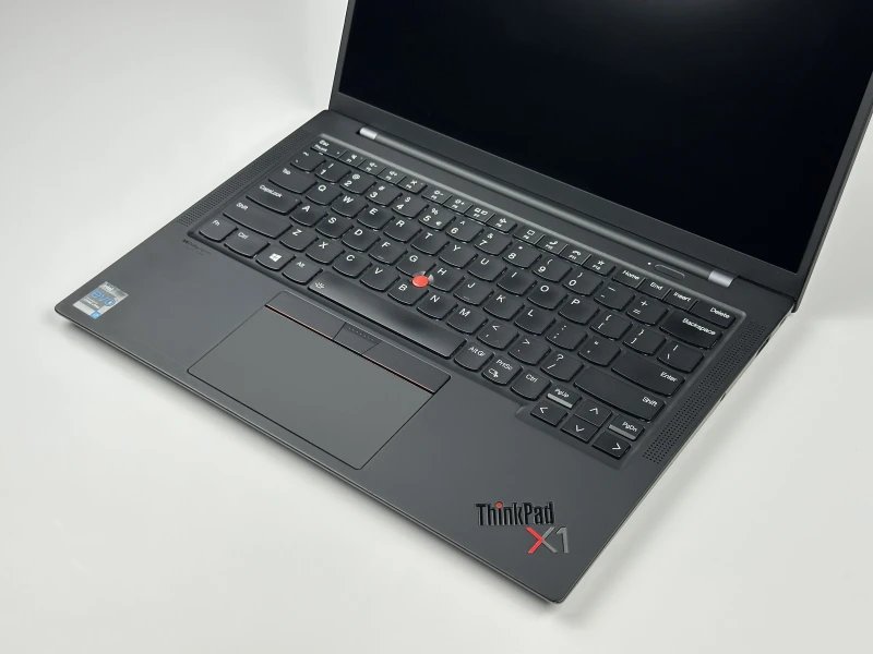 Lenovo ThinkPad X1 Carbon Gen 9 i7-1185G7, 16GB, 14" FHD+ – ultralekki laptop biznesowy z podświetlaną klawiaturą US i obsługą polskich znaków.