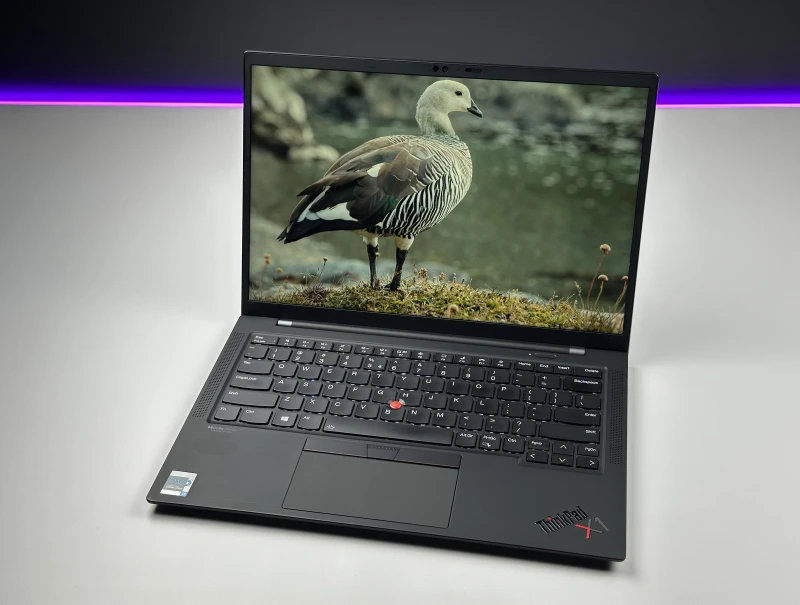 Lenovo ThinkPad X1 Carbon Gen 9 i7-1185G7, 16GB, 14" FHD+ – ultralekki laptop biznesowy z podświetlaną klawiaturą US i obsługą polskich znaków.