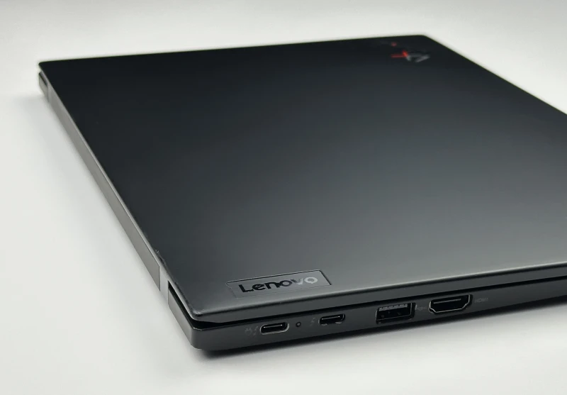 Lenovo ThinkPad X1 Carbon Gen 9 i7-1185G7, 16GB, 14" FHD+ – ultralekki laptop biznesowy z podświetlaną klawiaturą US i obsługą polskich znaków.