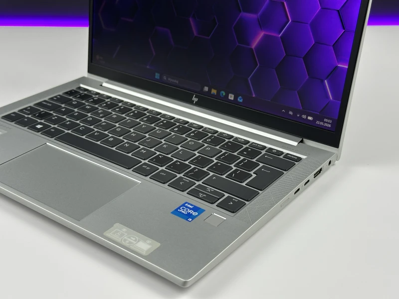 HP EliteBook 830 G8 z i5-1145G7, 13.3" FHD Sure View. Kompaktowy laptop biznesowy z funkcją ochrony prywatności ekranu i lekką konstrukcją.