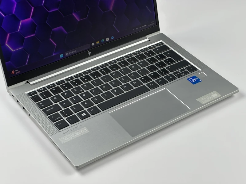 HP EliteBook 830 G8 z i5-1145G7, 13.3" FHD Sure View. Kompaktowy laptop biznesowy z funkcją ochrony prywatności ekranu i lekką konstrukcją.