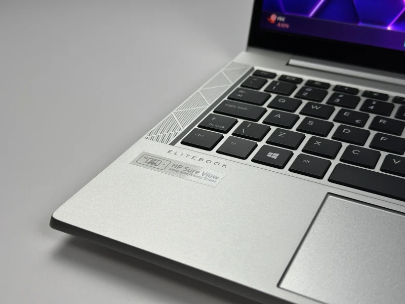 HP EliteBook 830 G8 z i5-1145G7, 13.3" FHD Sure View. Kompaktowy laptop biznesowy z funkcją ochrony prywatności ekranu i lekką konstrukcją.