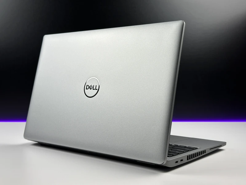 Dell Latitude 5520 – i7-1185G7, matryca FHD 15,6" i klawiatura US (QWERTY PL). Wydajny laptop biznesowy do pracy biurowej i zdalnej.