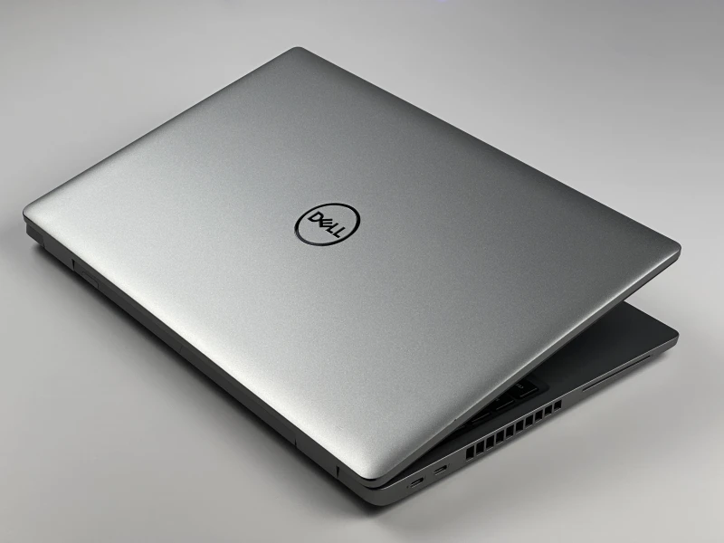 Dell Latitude 5520 – i7-1185G7, matryca FHD 15,6" i klawiatura US (QWERTY PL). Wydajny laptop biznesowy do pracy biurowej i zdalnej.