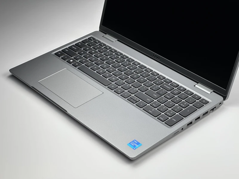 Dell Latitude 5520 – i7-1185G7, matryca FHD 15,6" i klawiatura US (QWERTY PL). Wydajny laptop biznesowy do pracy biurowej i zdalnej.