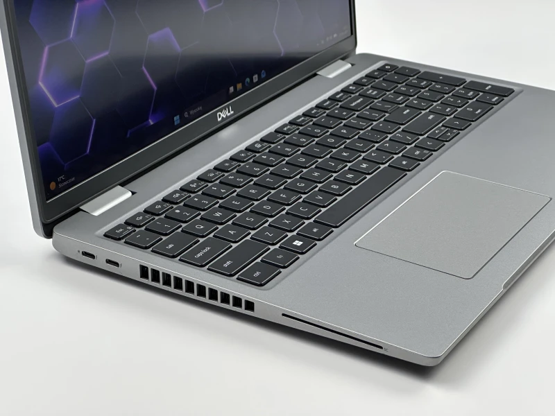 Dell Latitude 5520 – i7-1185G7, matryca FHD 15,6" i klawiatura US (QWERTY PL). Wydajny laptop biznesowy do pracy biurowej i zdalnej.