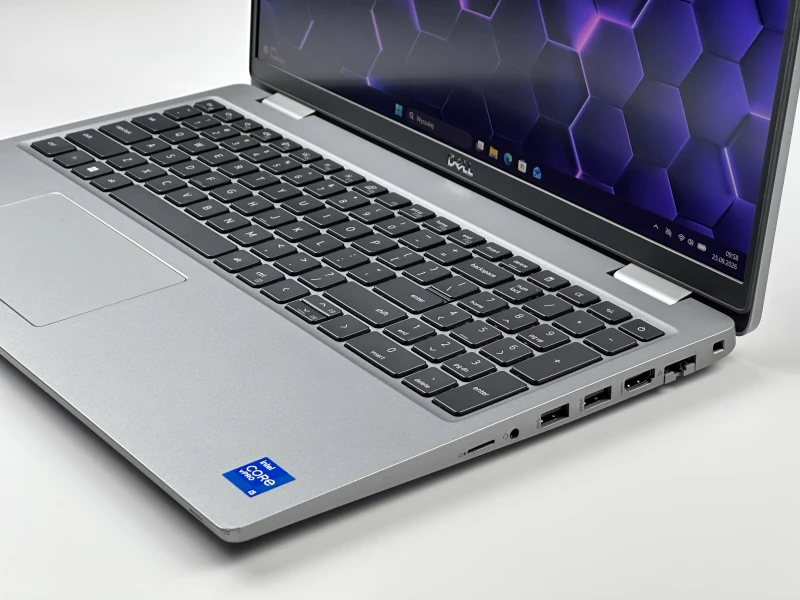 Dell Latitude 5520 – i7-1185G7, matryca FHD 15,6" i klawiatura US (QWERTY PL). Wydajny laptop biznesowy do pracy biurowej i zdalnej.