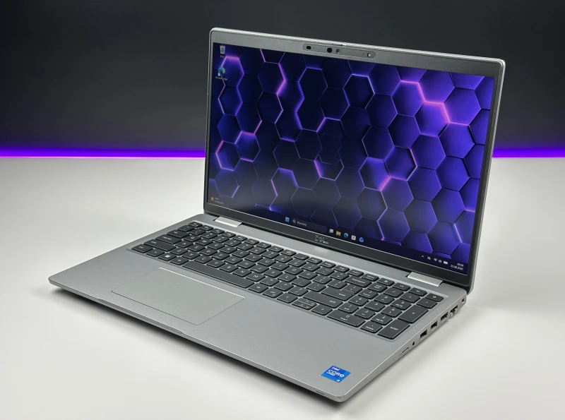 Dell Latitude 5520 – i7-1185G7, matryca FHD 15,6" i klawiatura US (QWERTY PL). Wydajny laptop biznesowy do pracy biurowej i zdalnej.