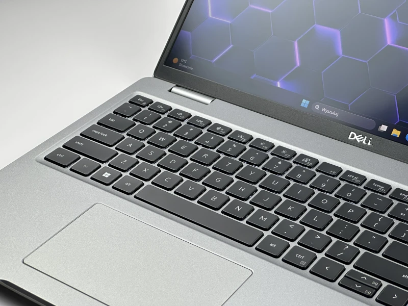 Dell Latitude 5520 – i7-1185G7, matryca FHD 15,6" i klawiatura US (QWERTY PL). Wydajny laptop biznesowy do pracy biurowej i zdalnej.