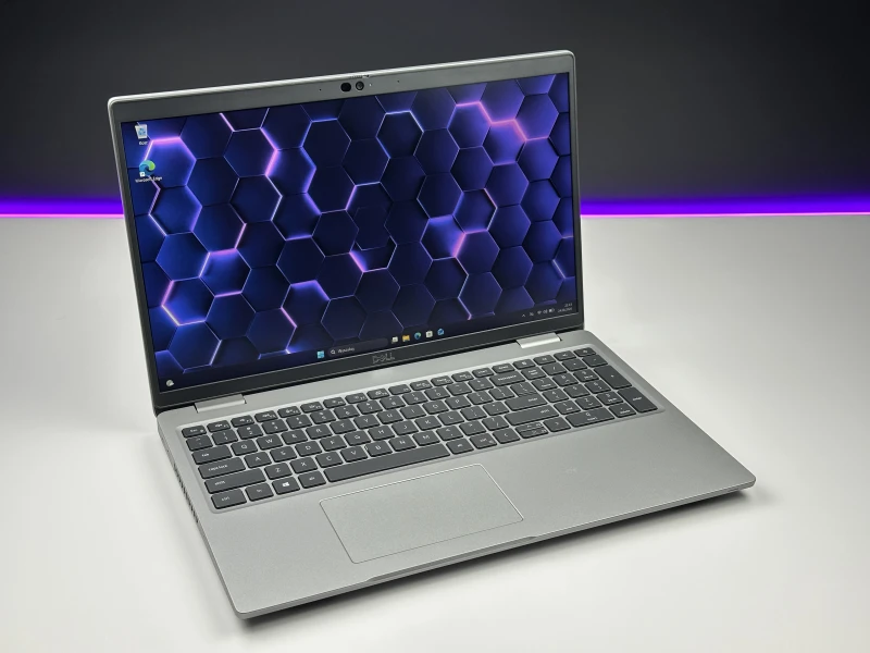 Dell Latitude 5520 z i5-1135G7, matrycą FHD, klawiaturą US (PL QWERTY) – mobilny laptop biznesowy stworzony do pracy w każdych warunkach.