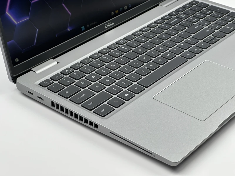 Dell Latitude 5520 z i5-1135G7, matrycą FHD, klawiaturą US (PL QWERTY) – mobilny laptop biznesowy stworzony do pracy w każdych warunkach.