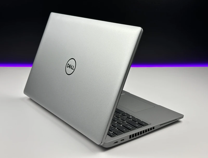 Dell Latitude 5520 z i5-1135G7, matrycą FHD, klawiaturą US (PL QWERTY) – mobilny laptop biznesowy stworzony do pracy w każdych warunkach.