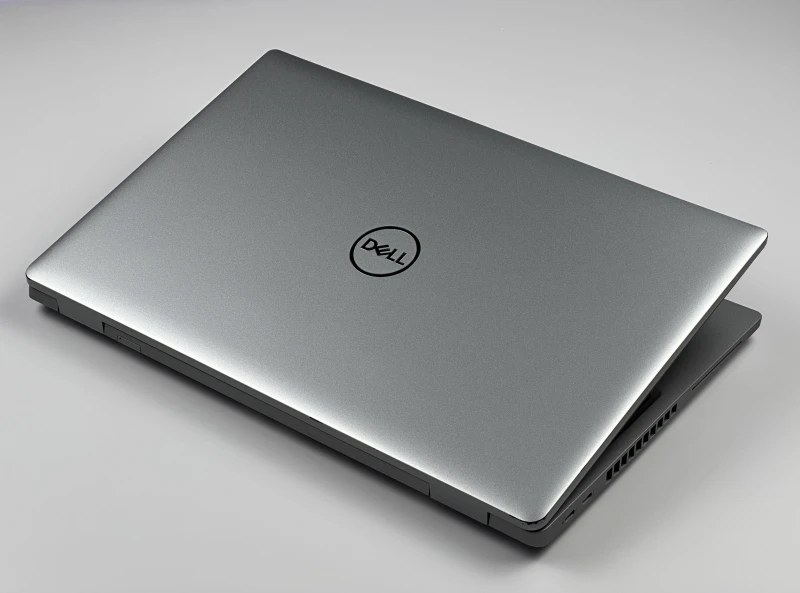 Dell Latitude 5520 z i5-1135G7, matrycą FHD, klawiaturą US (PL QWERTY) – mobilny laptop biznesowy stworzony do pracy w każdych warunkach.