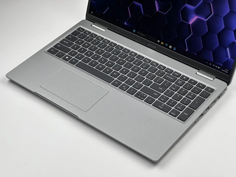 Dell Latitude 5520 z i5-1135G7, matrycą FHD, klawiaturą US (PL QWERTY) – mobilny laptop biznesowy stworzony do pracy w każdych warunkach.