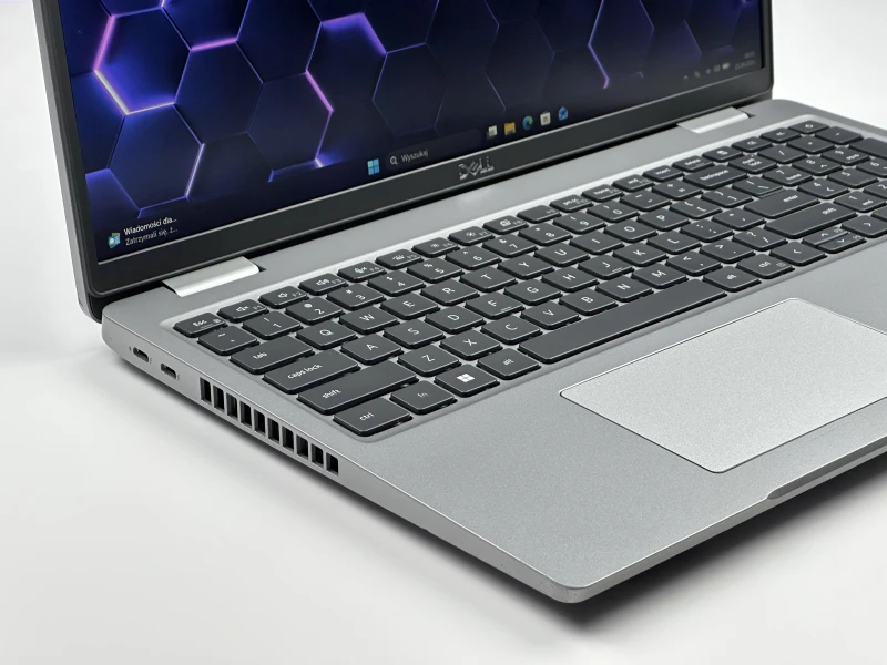 Dell Latitude 5520 z i5-1145G7, matrycą FHD, klawiaturą US (PL QWERTY) – mobilny laptop biznesowy stworzony do pracy w każdych warunkach.