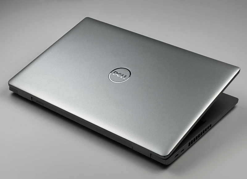 Dell Latitude 5520 z i5-1145G7, matrycą FHD, klawiaturą US (PL QWERTY) – mobilny laptop biznesowy stworzony do pracy w każdych warunkach.