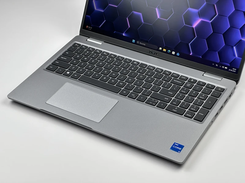 Dell Latitude 5520 z i5-1145G7, matrycą FHD, klawiaturą US (PL QWERTY) – mobilny laptop biznesowy stworzony do pracy w każdych warunkach.