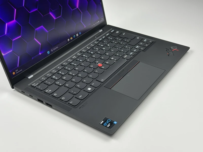 Lenovo ThinkPad X1 Carbon z procesorem i5-1135G7, 16GB RAM, LTE i ekranem 14" FHD+. Ultralekki laptop z czytnikiem linii papilarnych i Intel Iris Xe.