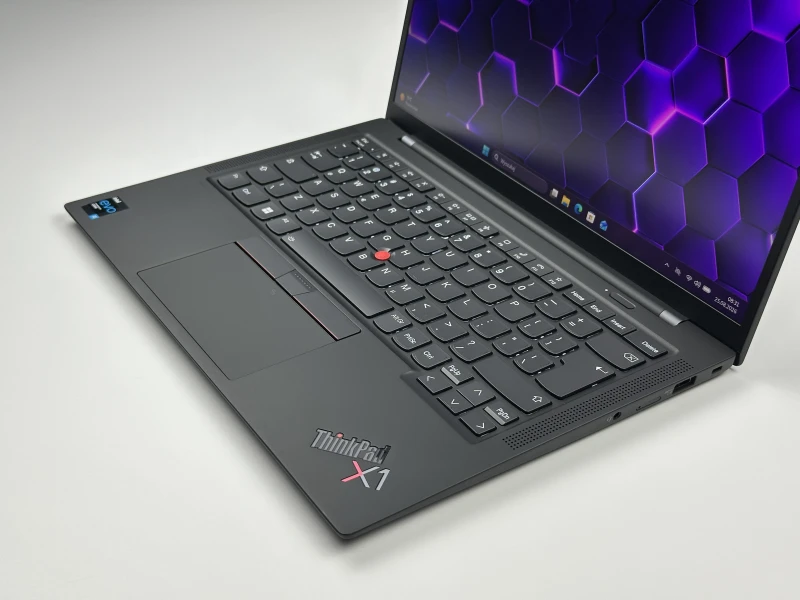 Lenovo ThinkPad X1 Carbon z procesorem i5-1135G7, 16GB RAM, LTE i ekranem 14" FHD+. Ultralekki laptop z czytnikiem linii papilarnych i Intel Iris Xe.