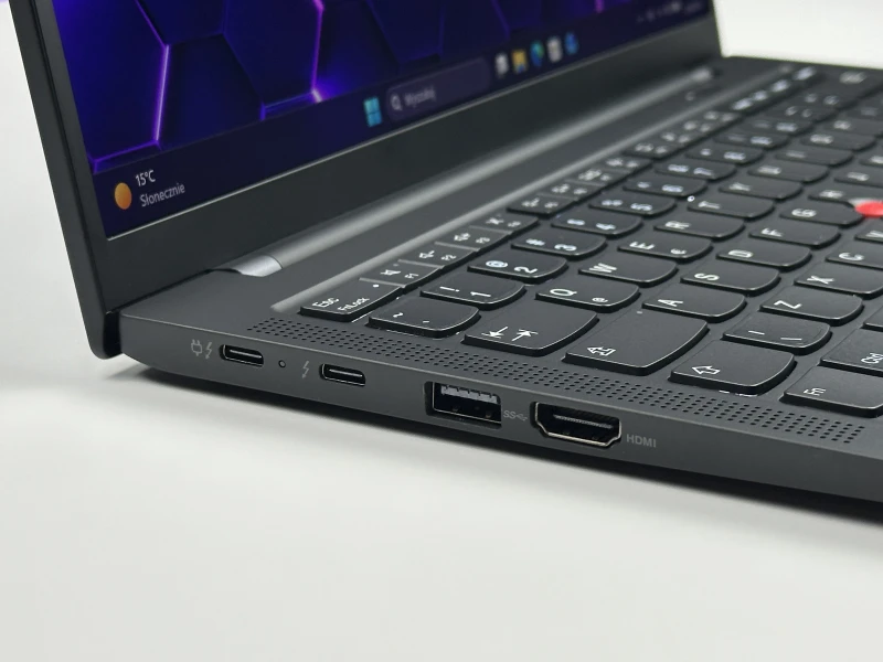 Lenovo ThinkPad X1 Carbon z procesorem i5-1135G7, 16GB RAM, LTE i ekranem 14" FHD+. Ultralekki laptop z czytnikiem linii papilarnych i Intel Iris Xe.